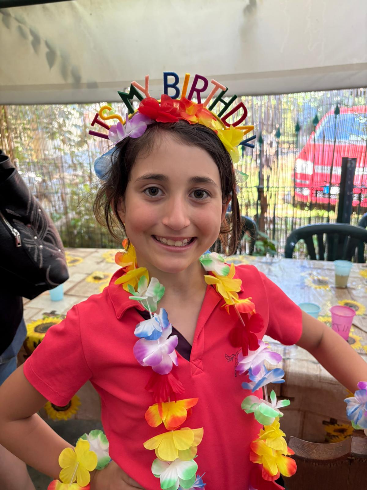 Una giovane ospite durante una festa di compleanno al centro ippico